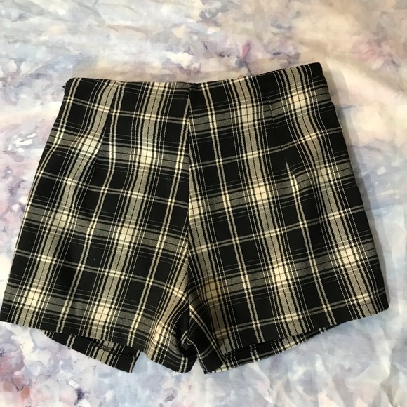 Brandy Melville Melanie Plaid Shorts - Picture 4 of 5